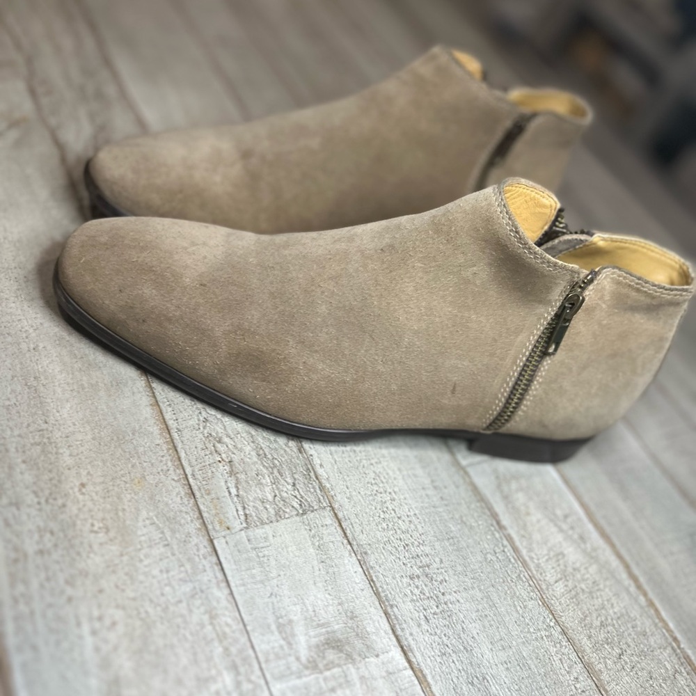 Shoes - Picture 2 of 9